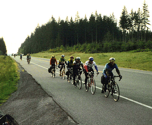 The peloton moving along 101